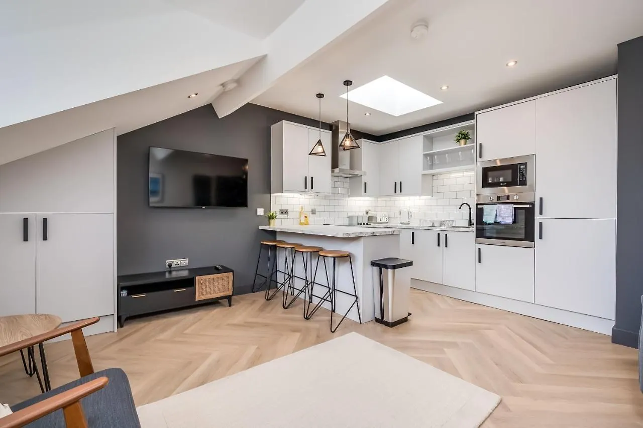 Central Belfast Apartments: University Street 0*,